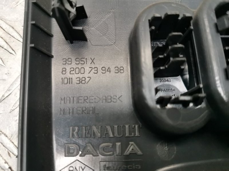 Накладка консоли Renault Sandero 1 BS11 K7J A 710 Накладка консоли Renault Sandero 1 BS11 K7J A 710