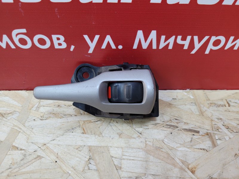 Внутренняя ручка двери