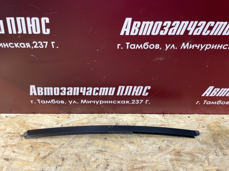 Направляющая стекла двери