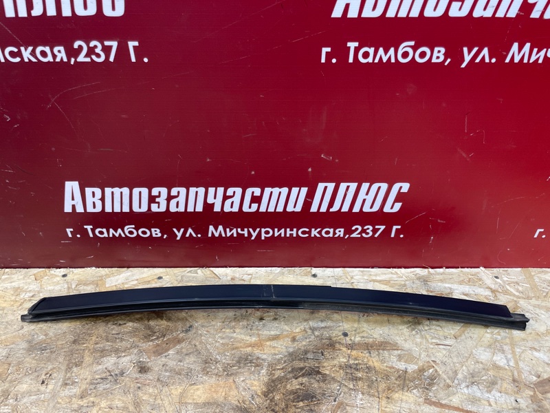 Направляющая стекла двери