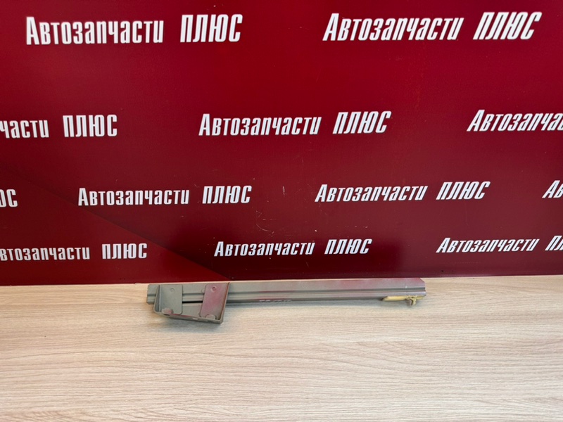 Направляющая стекла двери