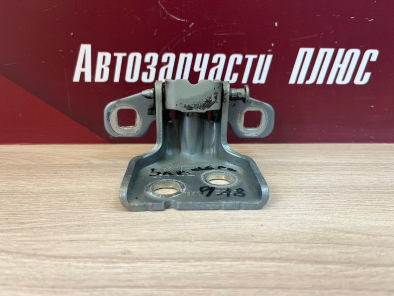 Петля двери