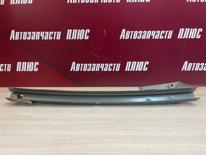 Направляющая стекла двери