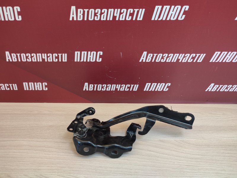 Петля капота