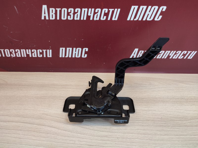 Замок капота
