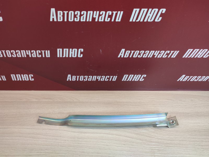 Направляющая стекла двери