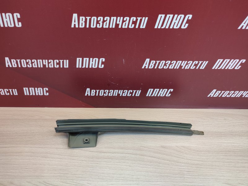 Направляющая стекла двери