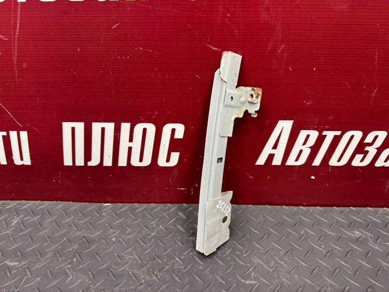 Направляющая стекла двери