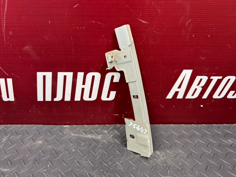 Направляющая стекла двери