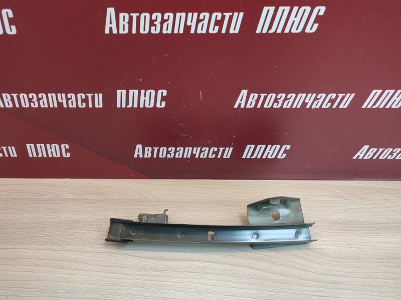 Направляющая стекла двери