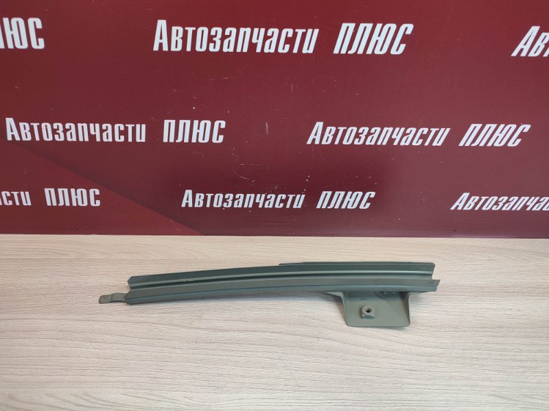 Направляющая стекла двери