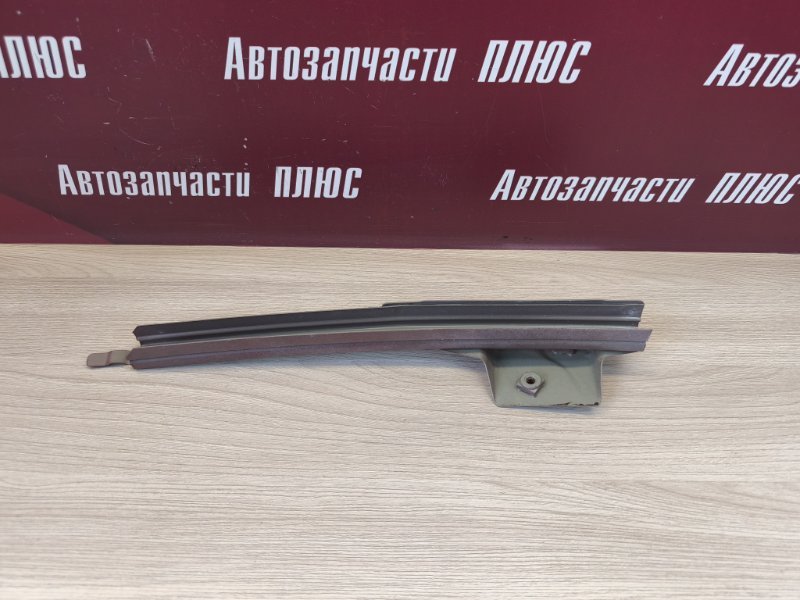Направляющая стекла двери