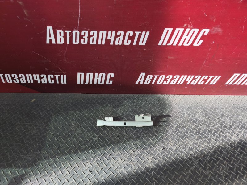 Направляющая стекла двери