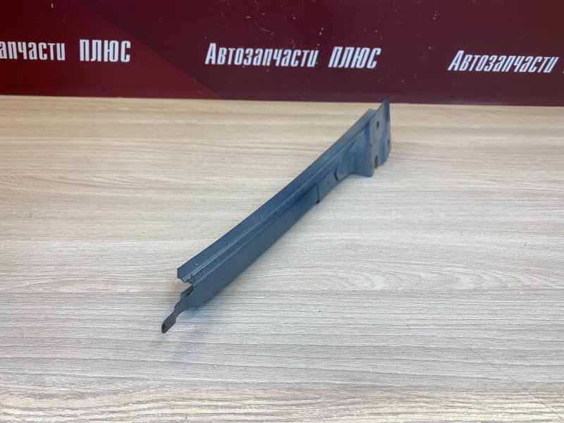 Направляющая стекла двери