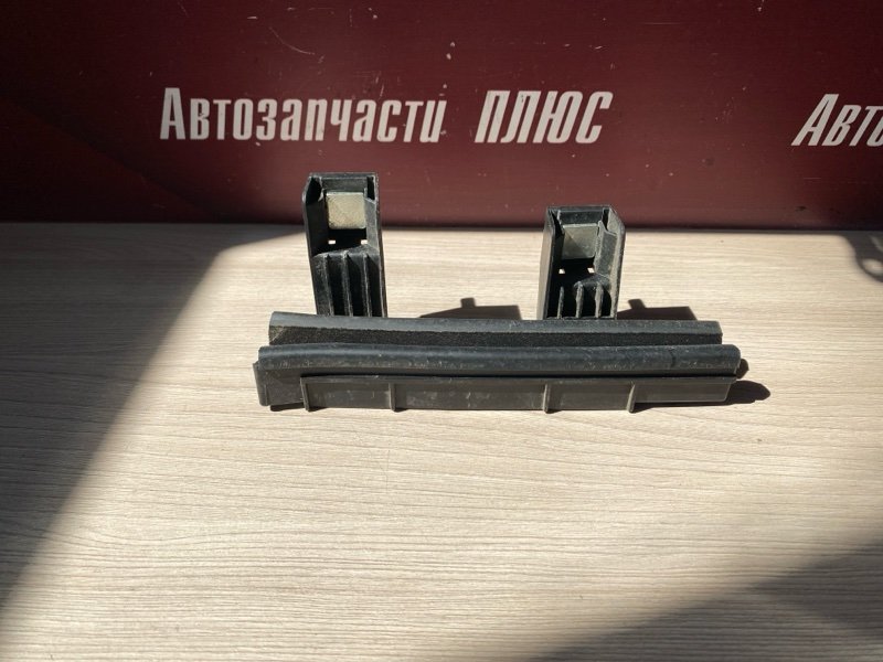 Направляющая стекла двери