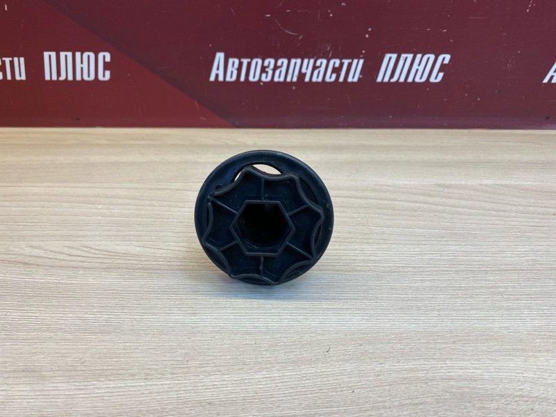 Крепление запасного колеса