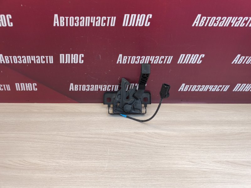 Замок капота