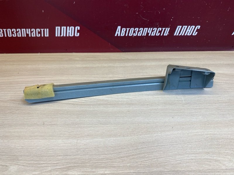 Направляющая стекла двери