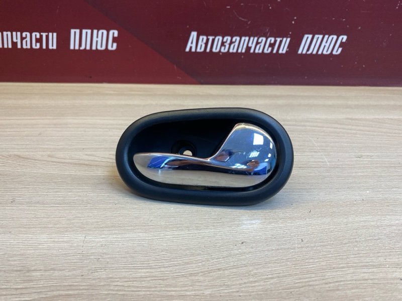 Внутренняя ручка двери