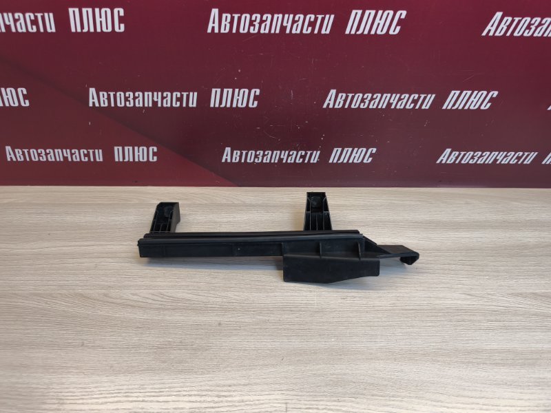 Направляющая стекла двери