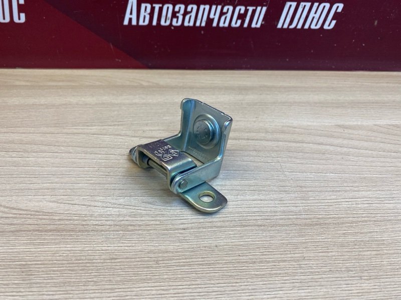 Петля крышки багажника