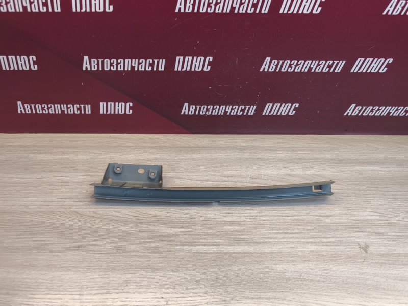 Направляющая стекла двери