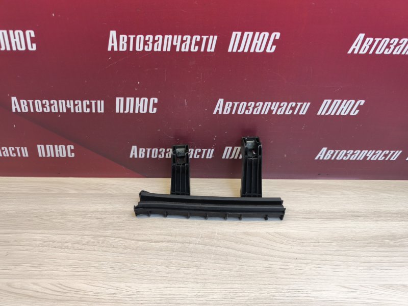 Направляющая стекла двери
