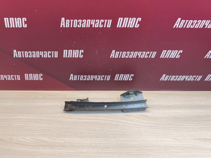 Направляющая стекла двери