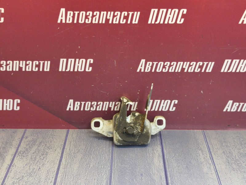 Замок капота
