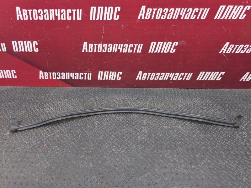 Уплотнительная резинка капота