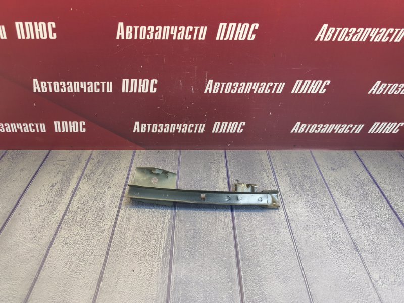 Направляющая стекла двери
