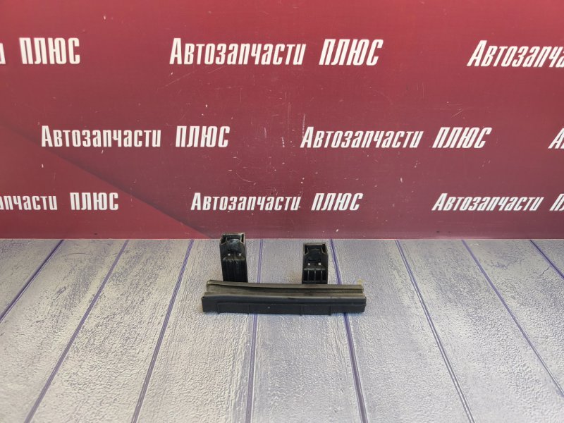 Направляющая стекла двери