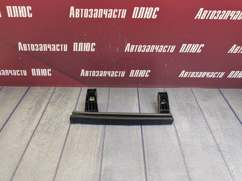 Направляющая стекла двери