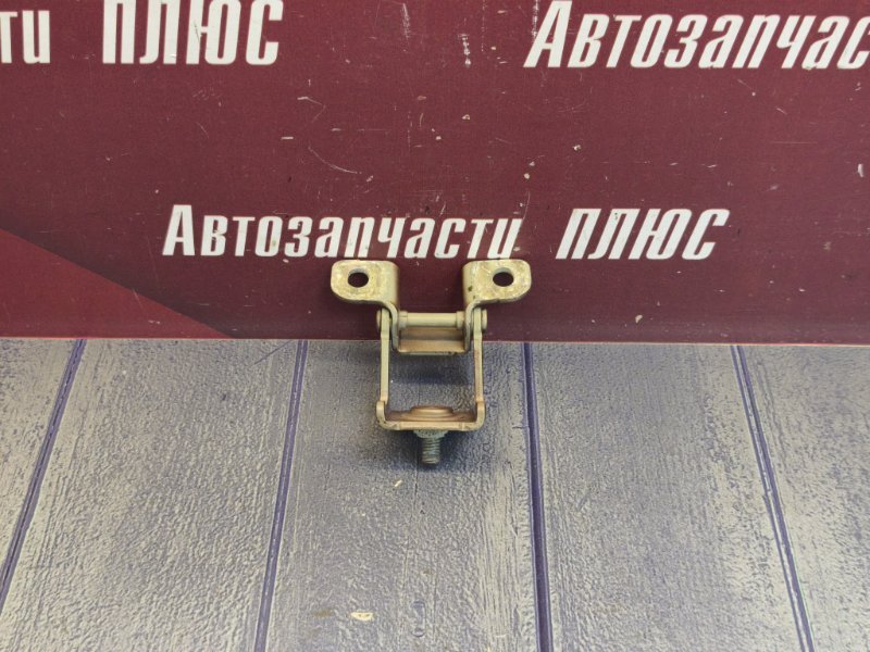 Петля двери багажника
