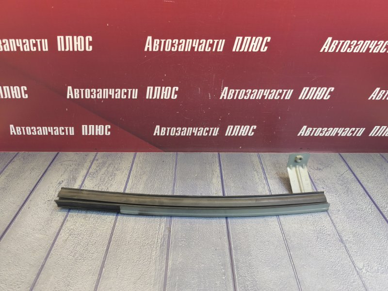 Направляющая стекла двери