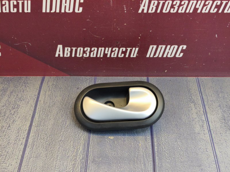 Внутренняя ручка двери