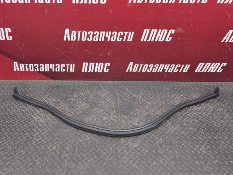 Уплотнительная резинка капота