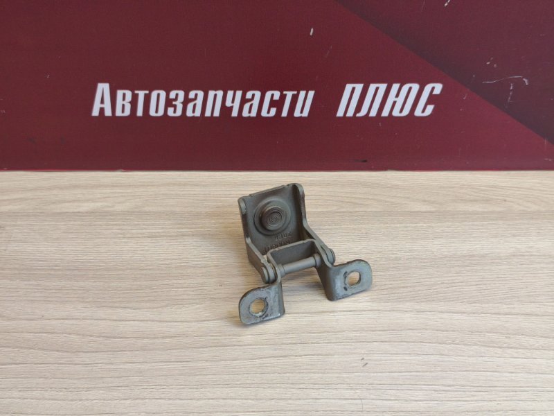 Петля двери багажника