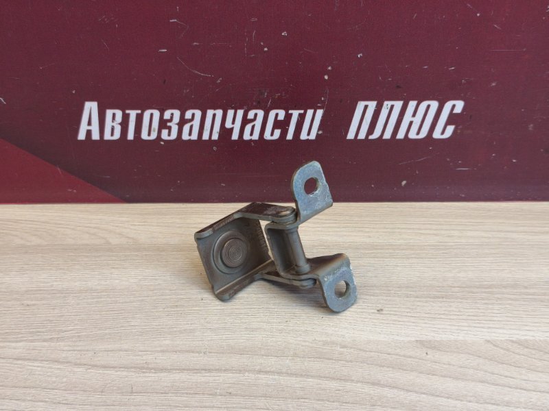 Петля двери багажника