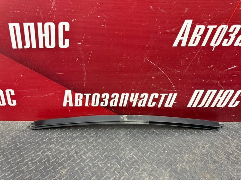 Направляющая стекла двери