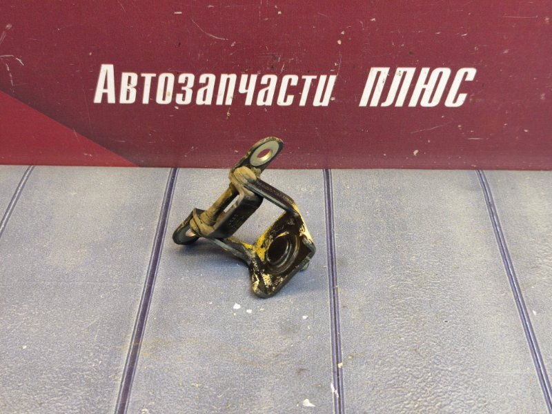 Петля двери багажника