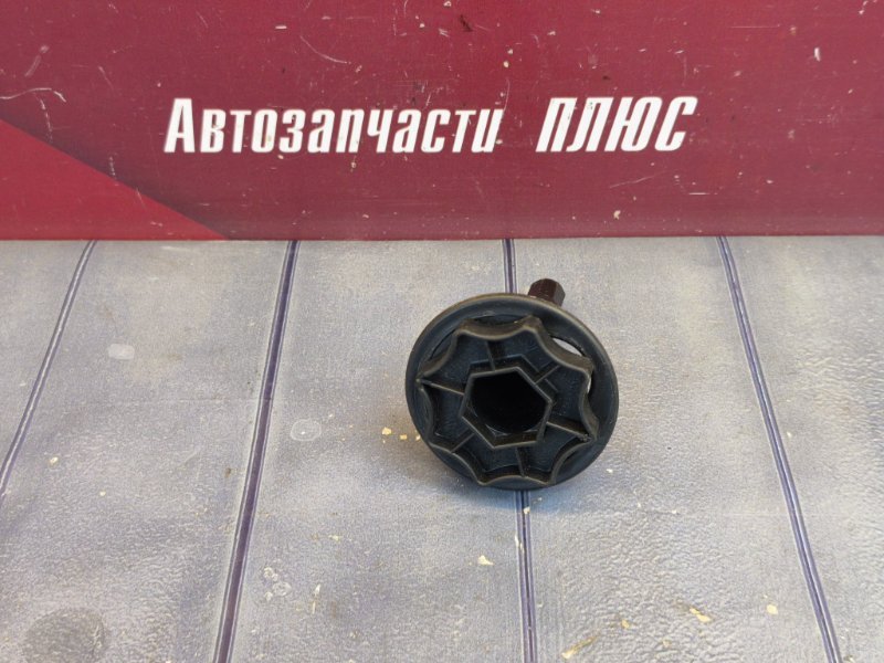 Крепление запасного колеса