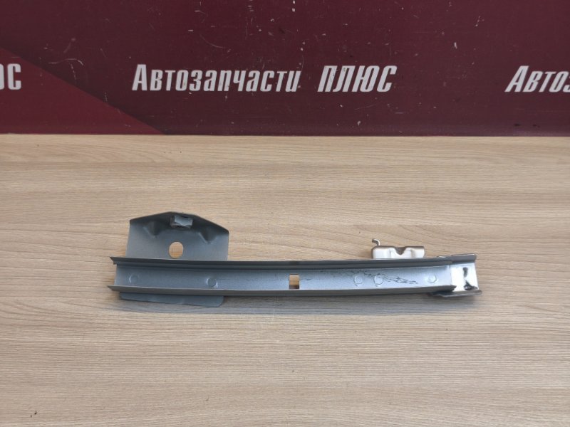 Направляющая стекла двери