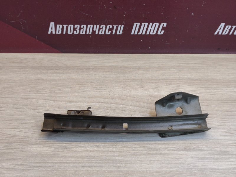 Направляющая стекла двери