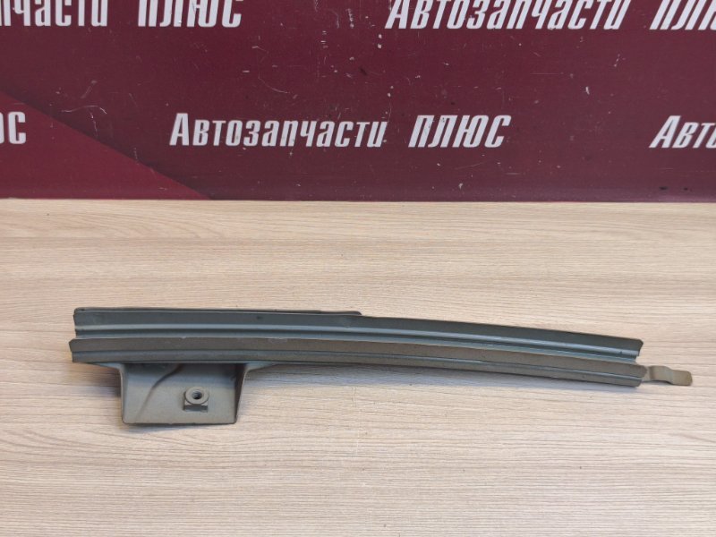 Направляющая стекла двери