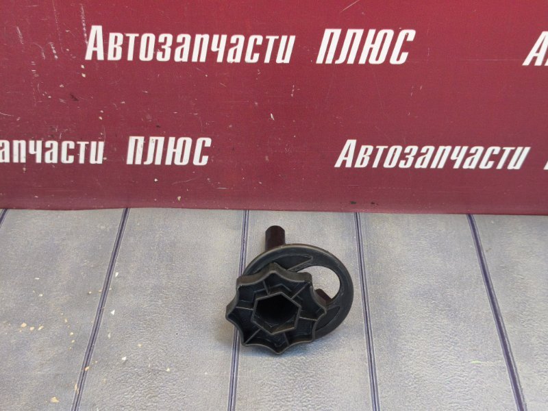 Крепление запасного колеса