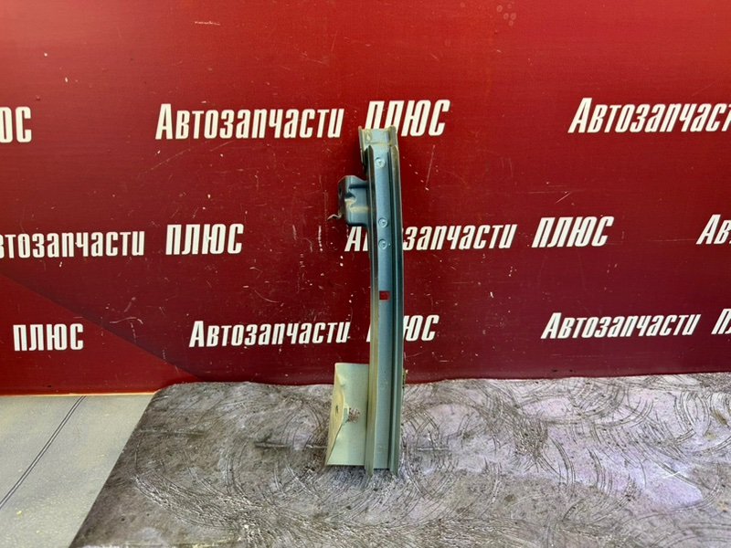Направляющая стекла двери