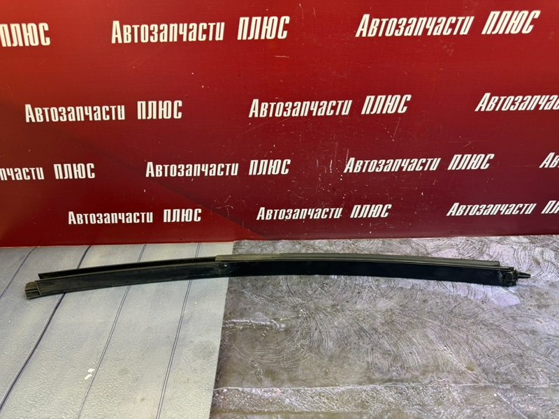 Направляющая стекла двери