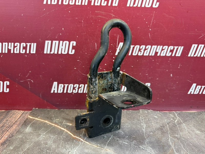 Крюк буксировочный