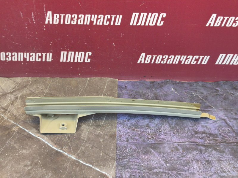 Направляющая стекла двери